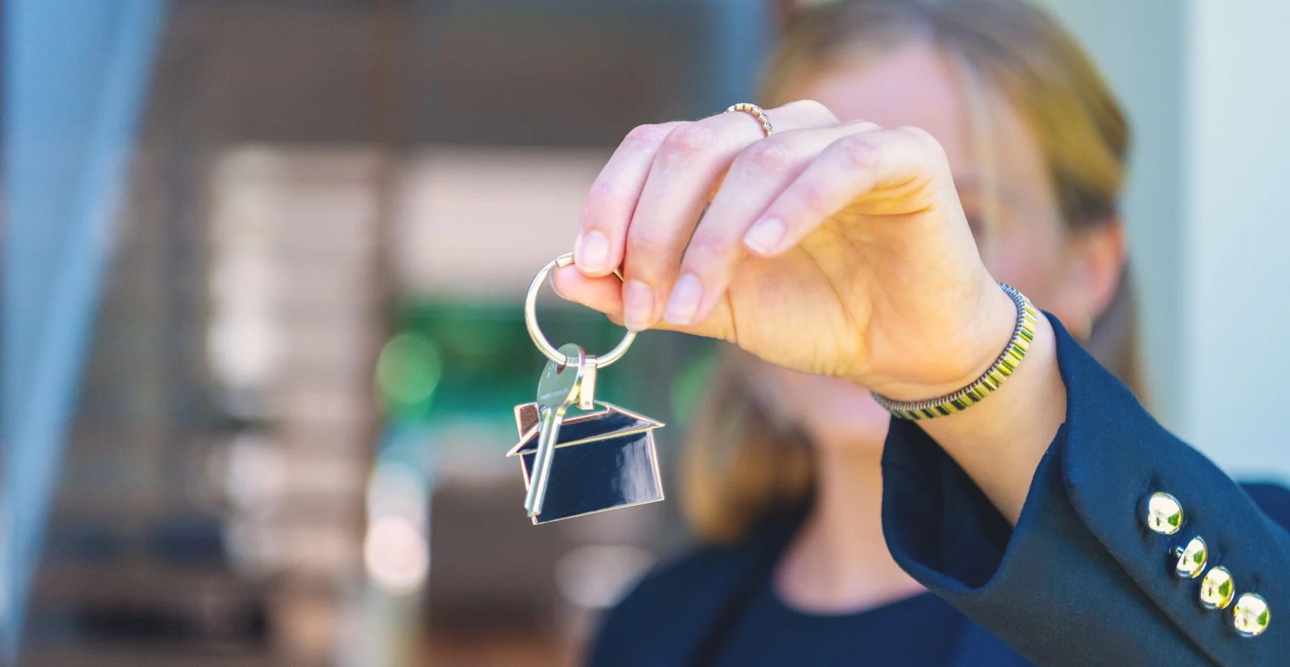 Mulher sorridente Agente Imobiliário vendendo uma casa ou apartamento, oferecendo chaves de casa para o cliente,