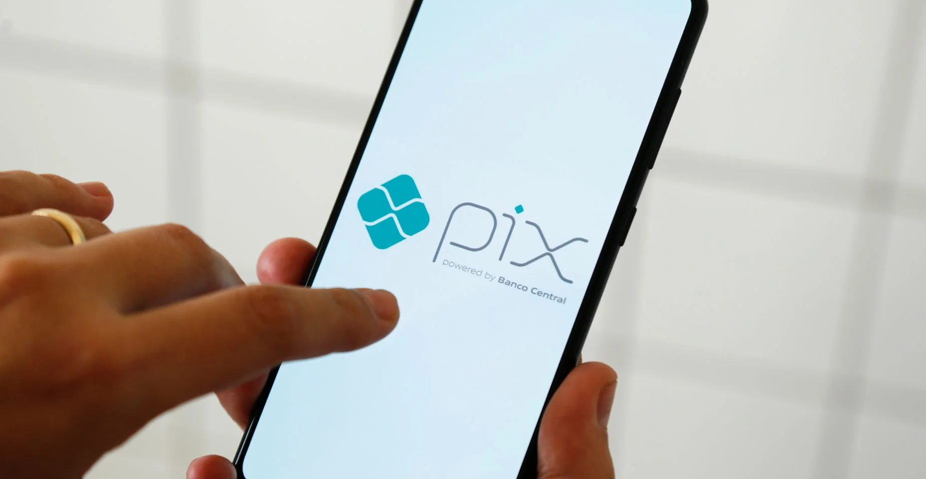 celular com o logo do pix