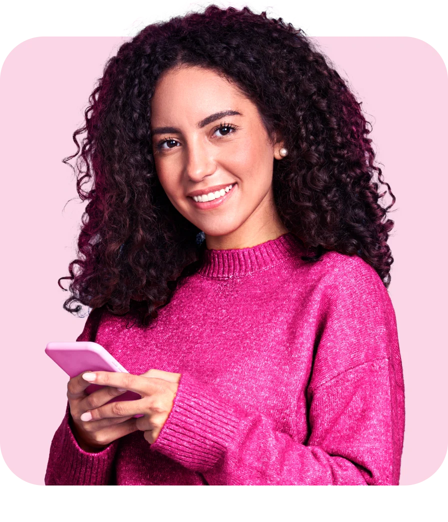 Mulher com blusa rosa segurando celular