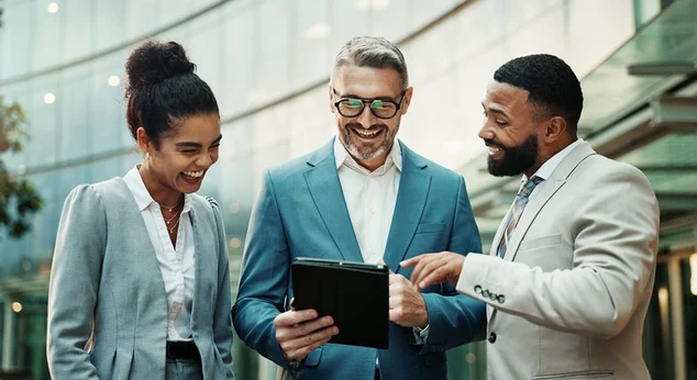 Negócios, pessoas e sorriso com tablet na cidade ao ar livre para e-mail para boas notícias, trabalho em equipe e colaboração. Funcionários, comunicação e revisão ou feedback com parceria e discussão como advogados