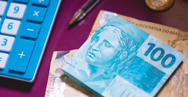 Nota em real e uma calculadora em fotografia macro. Economia e finanças brasileiras.