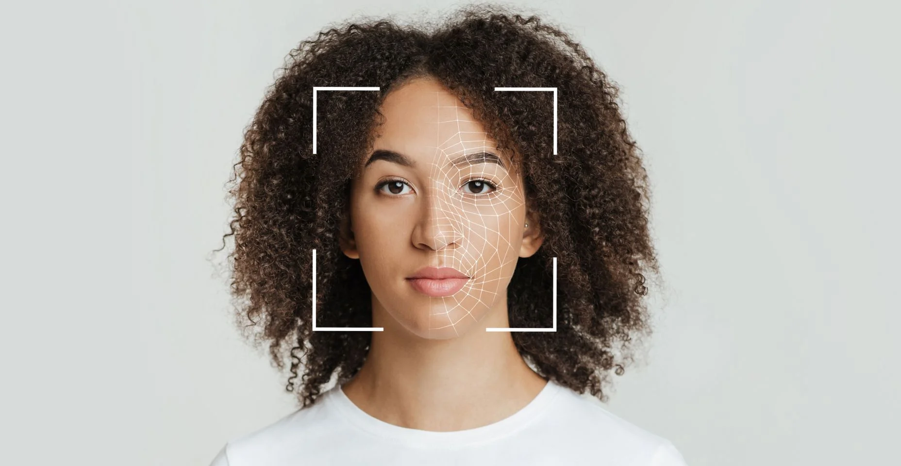 Reconhecimento facial biométrico de uma jovem mulher afro-americana calma, isolada em fundo cinza