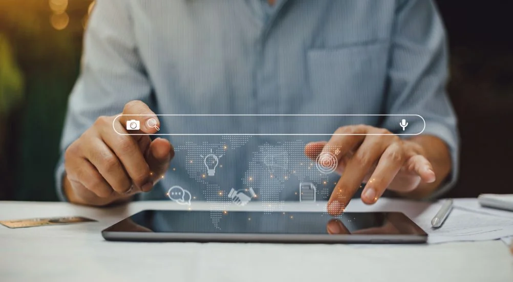 Pessoa trabalhando com tablet digital