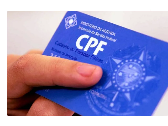 mão segurando um cartão CPF