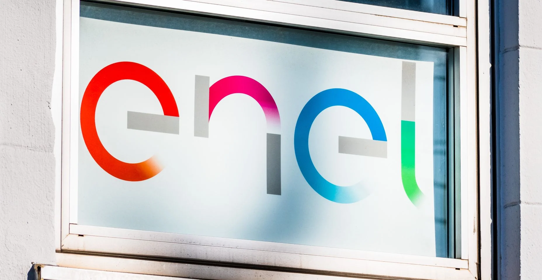Placa da Enel exibida em seus escritórios no Vale do Silício; Enel S.p.A., ou Grupo Enel, é uma empresa multinacional italiana de energia