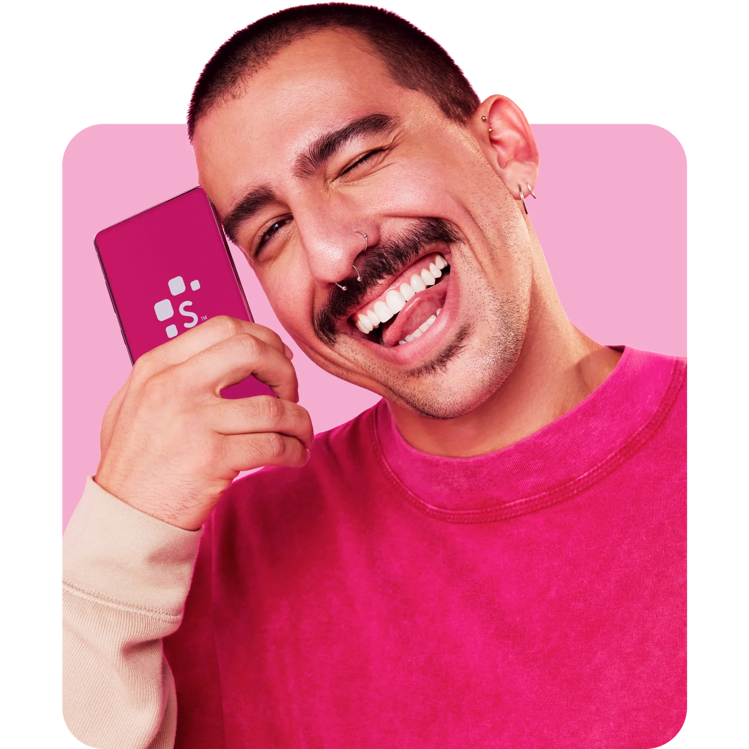 Homem sorrindo com celular próximo ao rosto com logo do Serasa