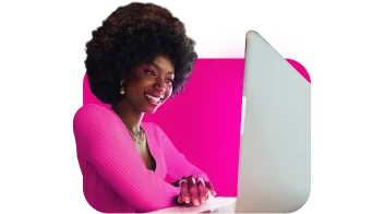 Mulher negra sorrindo e pesquisando sobre o Blog da Serasa Limpa Nome no notebook