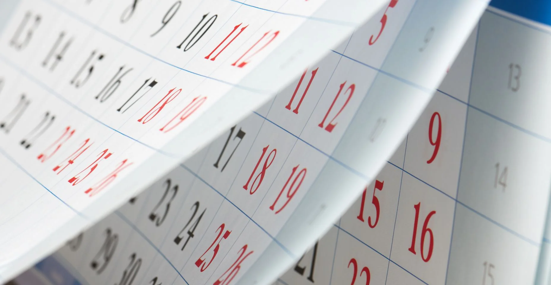 Lançamento de folhas de calendário com números pretos e vermelhos