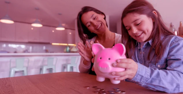 menina com a mãe segurando um porquinho de dinheiro