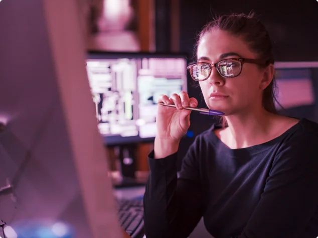mulher olhando para o computador
