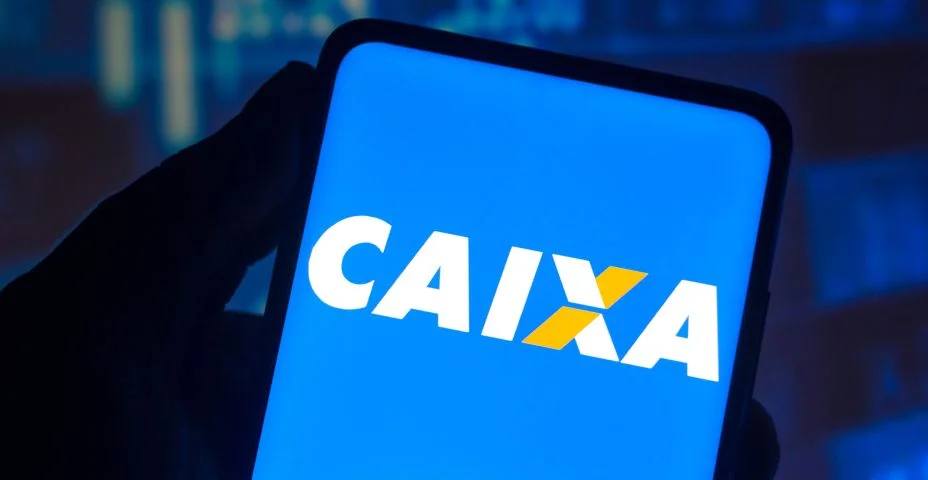 Nesta ilustração fotográfica o logotipo da Caixa Econômica Federal (CEF) é visto exibido na tela de um smartphone.