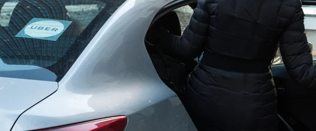 Carro cinzento de Uber com etiqueta oficial, Montreal