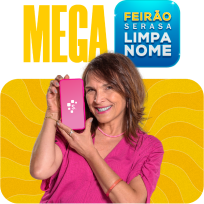 Mulher sorrindo com camisa rosa segurando um celular. Na tela do celular um logo rosa ilustra o aplicativo da Serasa