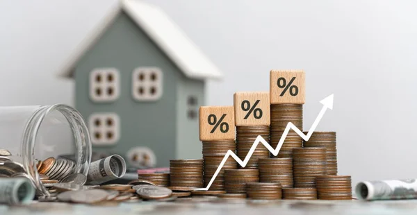 Conceitos de imposto imobiliário, planejamento de investimento, taxas de juros imobiliários. Preço de compra da casa, taxas, hipoteca, juros, aluguel, dinheiro, empréstimos e seguro residencial.