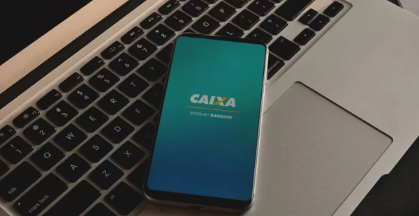 detalhe do smartphone com o aplicativo internet banking da Caixa Econômica Federal, acesso prático aos serviços bancários.