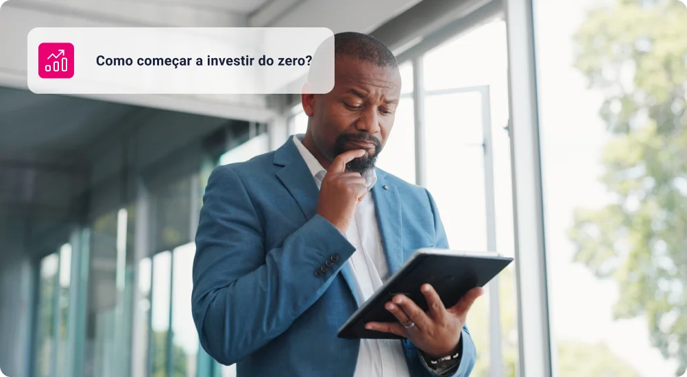 Homem de negócios, tablet e pensando em decisão de mercado de ações, planejamento de investimentos e pesquisa financeira ou de risco no escritório.