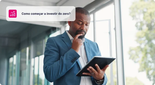 Homem de negócios, tablet e pensando em decisão de mercado de ações, planejamento de investimentos e pesquisa financeira ou de risco no escritório.