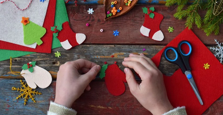 fazendo de brinquedos artesanais de Natal de feltro com as próprias mãos. Conceito DIY infantil. Fazendo a decoração da árvore de Natal ou cartão de felicitações. Passo 3. Decore o brinquedo