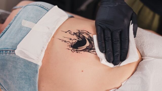 mulher com tatuagem no esterno