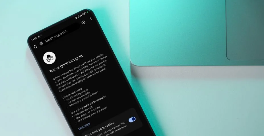 Um smartphone exibindo a tela do Modo Anônimo do Chrome.