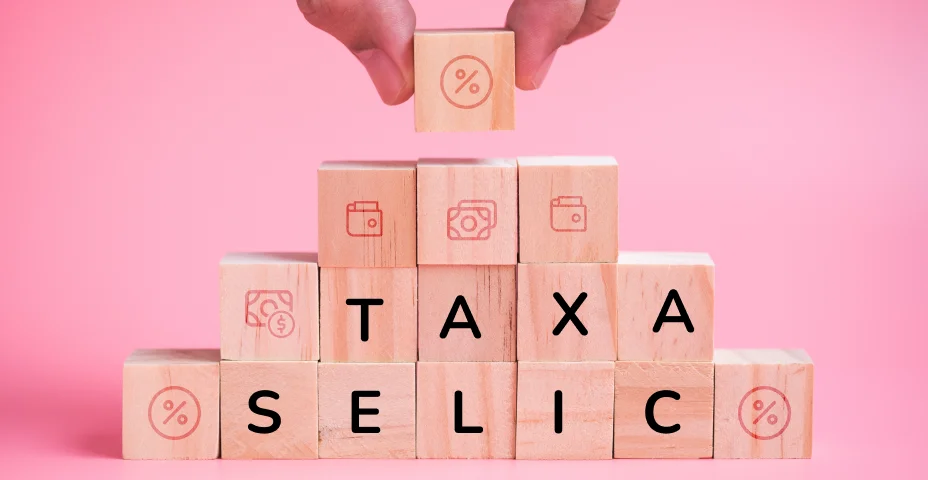 As iniciais Selic escritas em um dado de madeira e símbolos percentuais no outro dado. Um homem colocando um dado ao lado do outro e moedas brasileiras na composição. economia brasileira.