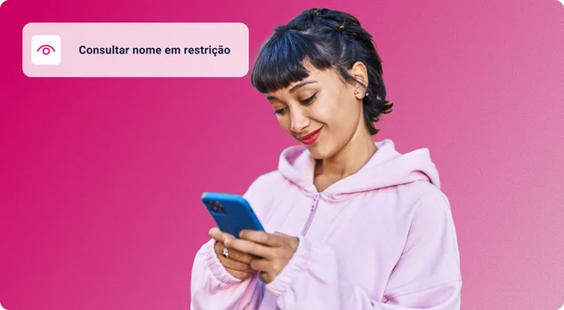 Jovem sorrindo confiante usando smartphone na rua