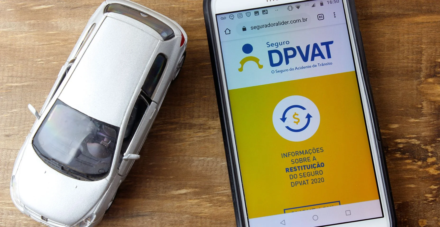 Logotipo DPVAT na tela do Smartphone. É um seguro que indeniza vítimas de acidentes de trânsito no Brasil.