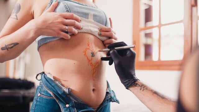mulher com tatuagem no esterno