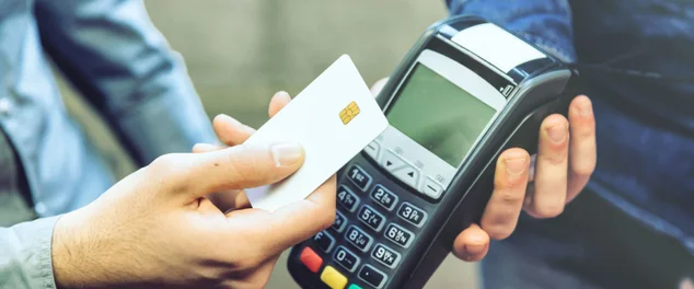 passando cartão na maquina de credito