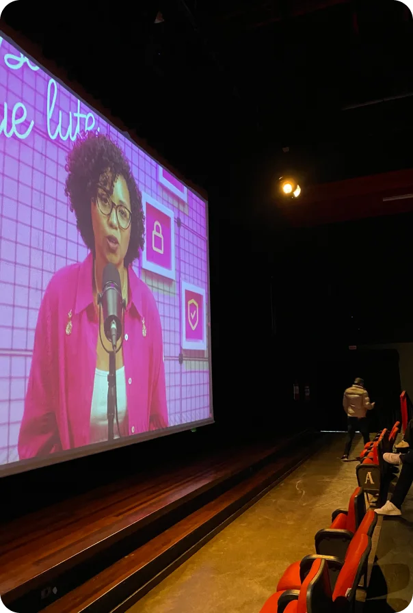 Foto de uma palestra no telão