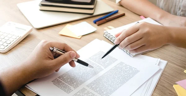 Estudantes universitários fazendo lição de casa pesquisar dados juntos.