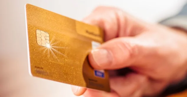 cartão de crédito mais antigo com a mão