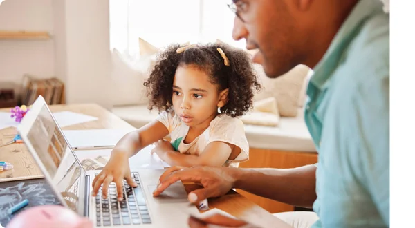 Elearning, ajuda e um pai e filho com um laptop para dinheiro, poupança e educação financeira. Lição de casa, juntos e um pai com uma criança menina lendo informações em um PC para orçamento e dicas de estudo