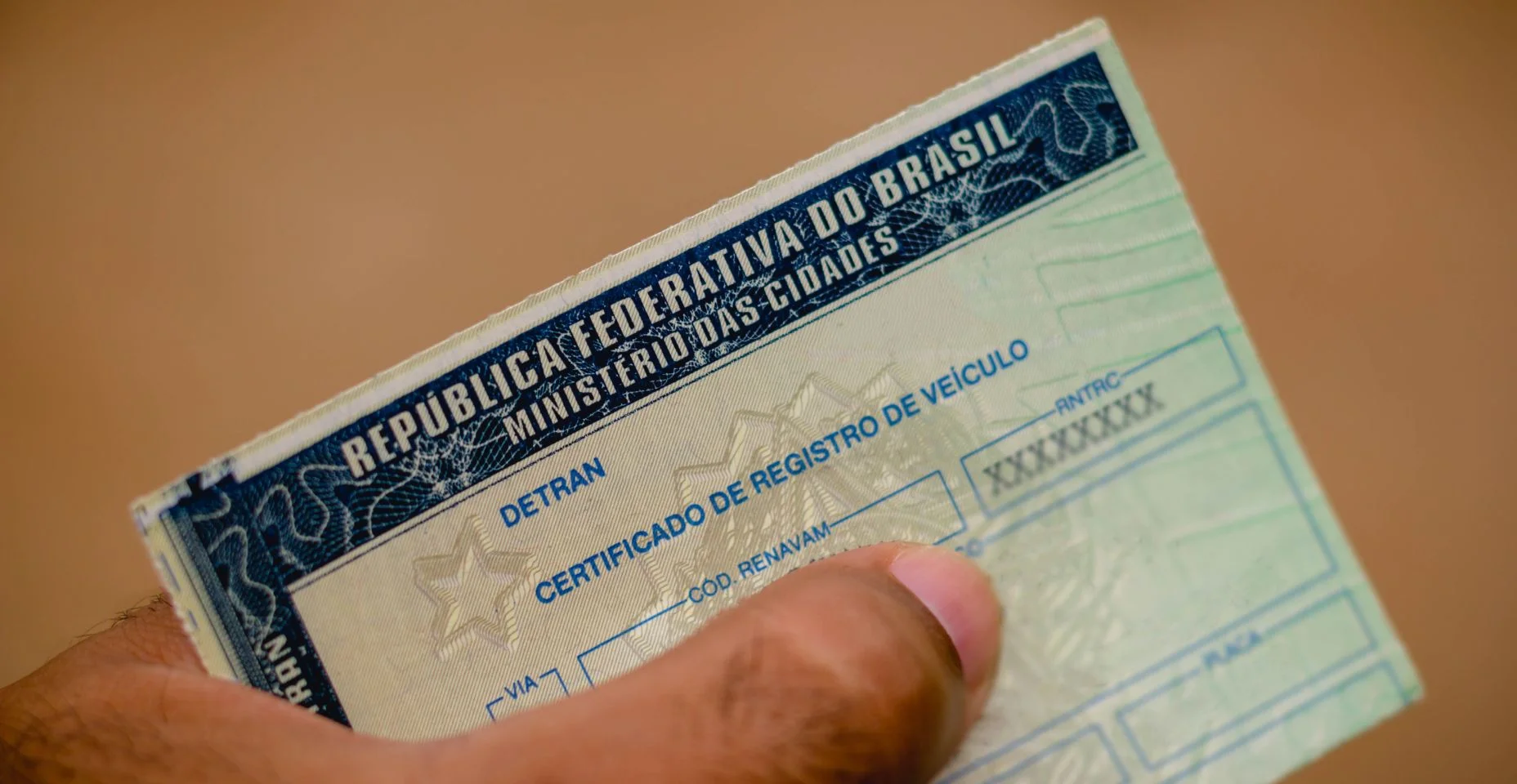 Homem possui Certificado de Registro de Veículo (CRV). É o documento emitido anualmente para indicar que o carro está apto a circular pelas ruas do Brasil.