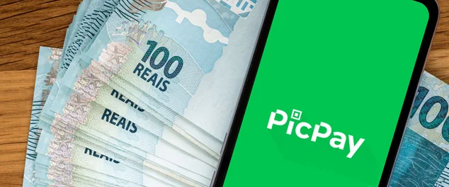 Telefone com o logo do picpay e moeda brasileira, Reais