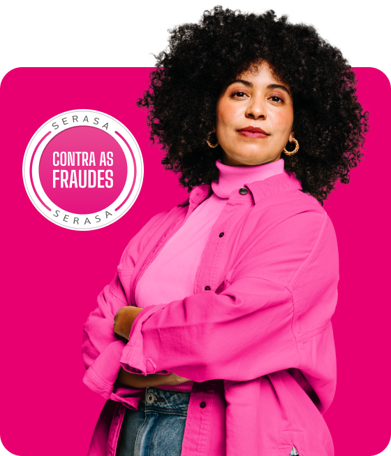 Mulher Branca com os braços cruzados. Vestindo uma roupa rosa e com os cabelos cacheados