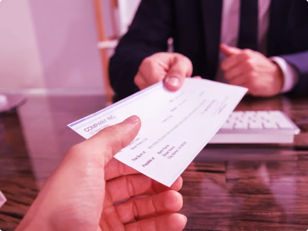 Homem entregando cheque e preenchendo para o seu cliente