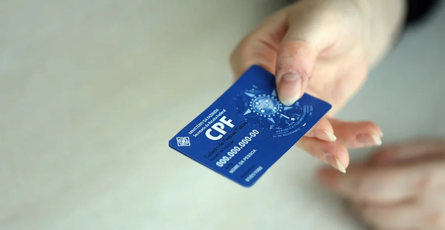 Modelo de documento de cartão CPF azul. O documento garante autenticidade e integridade na comunicação eletrônica entre pessoas no Brasil. Cadastro de Pessoa