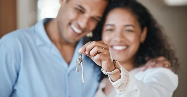 Chaves de casa, casa nova ou abraço de casal feliz em imóveis, investimento imobiliário ou compra de um apartamento. Homem borrado, amor ou índio abraçando uma mulher animada para comemorar gols ou morando juntos