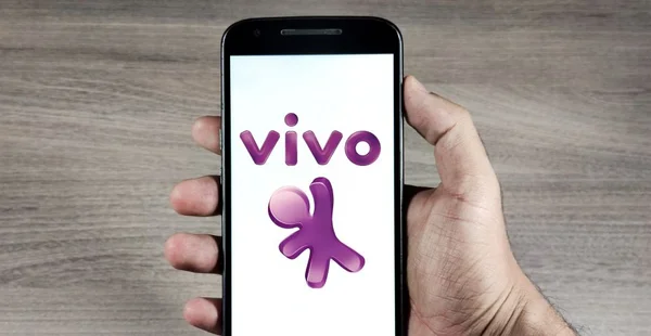 Logotipo da operadora Vivo na tela do smartphone. Vivo é uma marca registrada da Telefônica Brasil e concessionária de telefonia fixa.