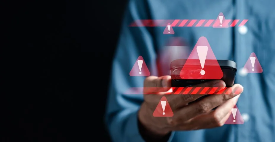 Sinal de cuidado de aviso do sistema no smartphone, ataque de vírus de golpe no firewall para erro de notificação e manutenção. Vulnerabilidade de segurança de rede, violação de dados, conexão ilegal e perigo de informação.