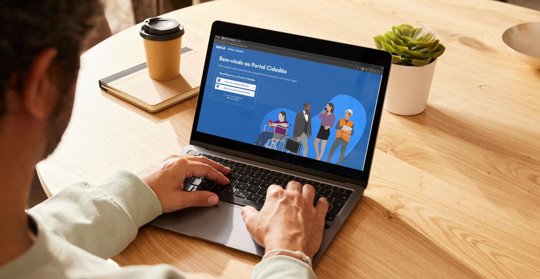 homem no computador que está aberto no site do portal cidadão