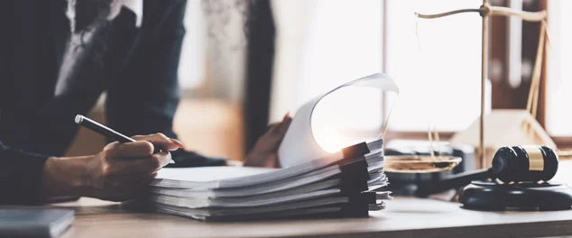 Advogada mulher de negócios trabalhando ou lendo lawbook no local de trabalho do escritório para conceito de advogado consultor