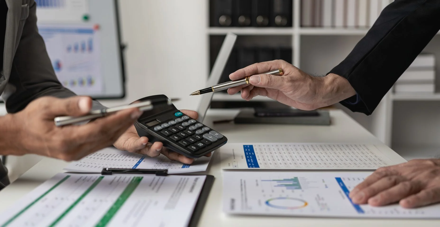 Reuniões da equipe de negócios para reuniões colaborativas, discussão de análises, trabalho com dados financeiros e de projetos, estratégia de negócios, marketing e exportação.