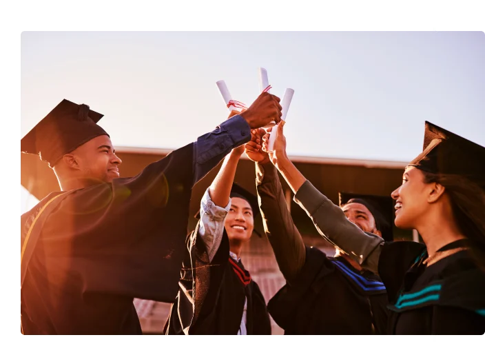 Um grupo de pessoas alegres na formatura, segurando diplomas ou certificados juntos e celebrando o sucesso. Diversos jovens estudantes multiétnicos em vestes pretas fora da instituição universitária