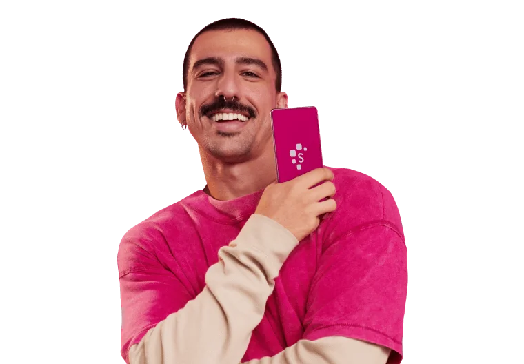 Homem sorrindo, segurando celular com aplicativo da Serasa