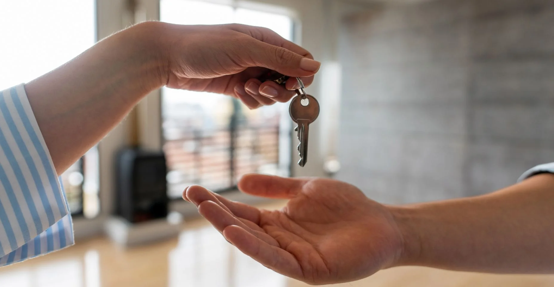 Agente imobiliário dando as chaves de sua nova casa para um homem