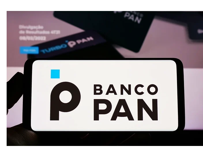 Celular com a logo do banco pan