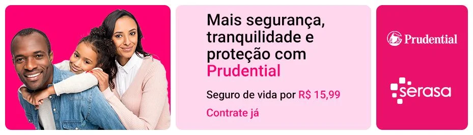 Família composta por 3 pessoas: um homem negro, uma mulher parda e uma criança parda. A meninas está entre os 2 adultos, pendurada no pescoço do pai