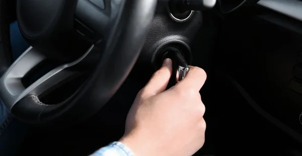 Motorista liga chave de ignição do motor